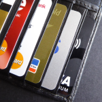 Se você possui um cartão de crédito do Banco Original e deseja cancelá-lo, existem algumas formas de fazer isso. Antes de mais nada, é importante lembrar que o processo pode ser simplificado ao seguir o passo a passo corretamente. Por isso, leia atentamente as instruções abaixo para que você possa realizar o cancelamento do seu cartão sem qualquer tipo de problema. Neste artigo, vamos explicar como cancelar o seu cartão de crédito pelo aplicativo, pelo site ou pelo telefone do banco. Cancelar cartão Banco Original pelo aplicativo Uma das formas mais práticas de cancelar o seu cartão de crédito é pelo aplicativo do Banco Original, disponível para Android e iOS. Para isso, siga os passos abaixo: Abra o aplicativo e faça o login com o seu CPF e senha. Toque no ícone de menu no canto superior esquerdo da tela. Selecione a opção "Cartões". Escolha o cartão que deseja cancelar e toque sobre ele. Toque no ícone de três pontos no canto superior direito da tela. Selecione a opção "Cancelar cartão". Confirme o cancelamento e aguarde a confirmação do banco. Cancelar pelo site Outra forma de cancelar o seu cartão de crédito é pelo site do Banco Original. Para isso, siga os passos abaixo: Acesse o site do Banco Original e faça o login com o seu CPF e senha. Clique no ícone de menu no canto superior direito da tela. Selecione a opção "Cartões". Escolha o cartão que deseja cancelar e clique sobre ele. Clique no ícone de três pontos no canto superior direito da tela. Selecione a opção "Cancelar cartão". Confirme o cancelamento e aguarde a confirmação do banco. Cancelar pelo telefone Por fim, você também pode cancelar o seu cartão de crédito pelo telefone do Banco Original. Para isso, siga os passos abaixo: Ligue para a central de atendimento do banco no número 0800 744 0744. Escolha a opção "Cartões". Informe o número do seu cartão e a sua senha. Solicite o cancelamento do seu cartão ao atendente. Confirme o cancelamento e aguarde a confirmação do banco. Lembre-se de que, antes de cancelar o seu cartão de crédito, você deve quitar todas as suas faturas em aberto e resgatar os seus pontos acumulados no programa de recompensas. Além disso, você deve guardar o seu cartão até receber a confirmação do cancelamento e, depois, cortá-lo ao meio para evitar fraudes. Espero que as dicas acima tenham facilitado o processo de cancelamento do seu cartão de crédito!